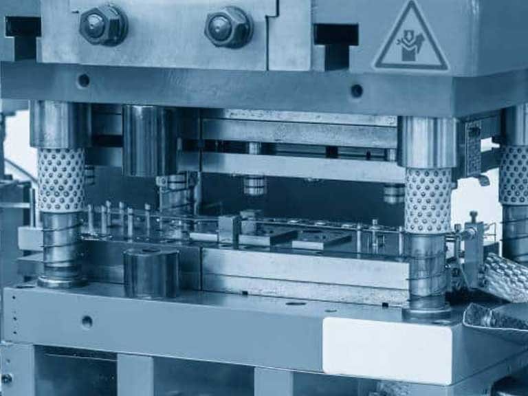 Différence entre l'emboutissage multi-glissières et l'emboutissage progressif